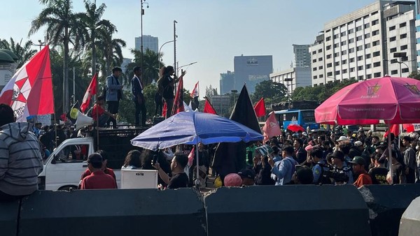 Demo DPR Bulan Agustus: Ketika Jalanan Lebih Nyaring dari Gedung